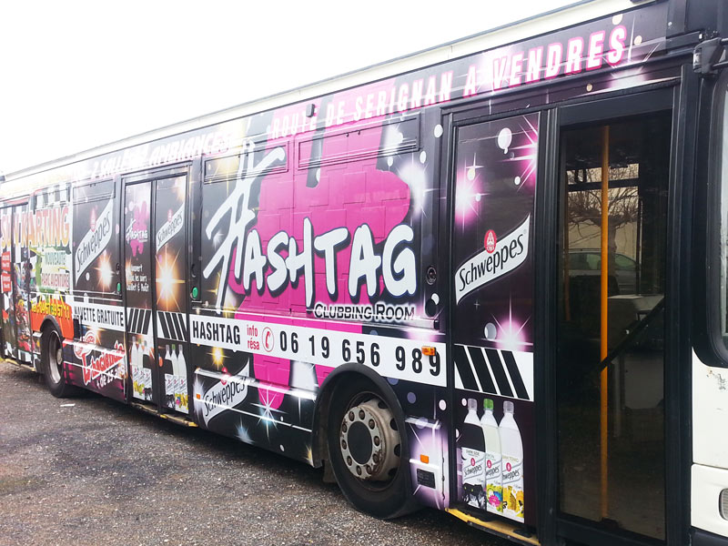 Création graphique, Impression et Covering du bus navette du Hashtag Club à Vendres (34) par iidmage imprimerie numérique