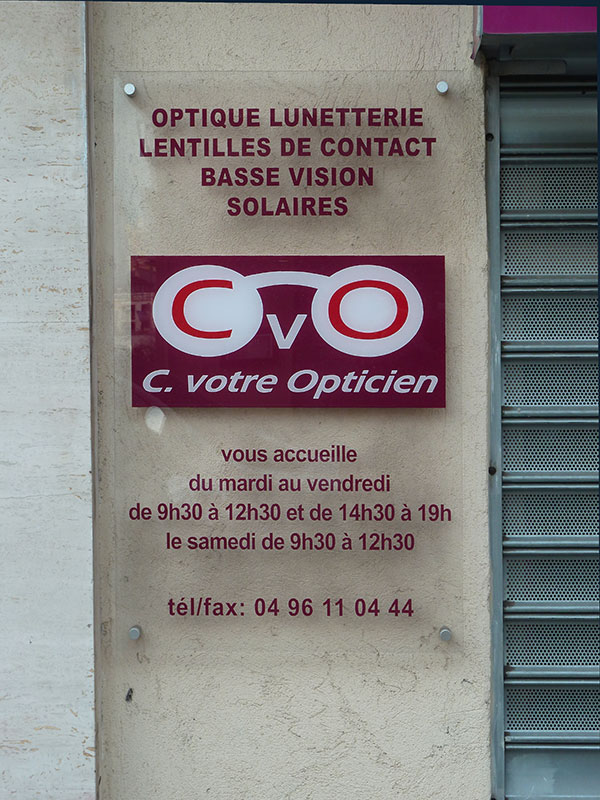 Fabrication d'un panneau en plexiglas® ou PMMA (transparent ou translucide coloré) par iiDmage imprimerie numérique à Marseille 13004