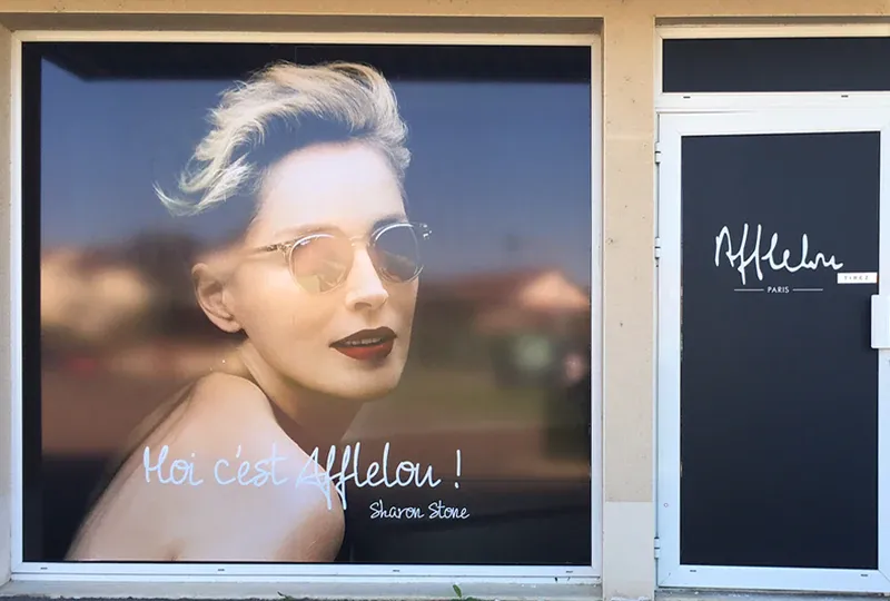 Vitrophanie temporaire en vinyle occultant:<br>Travaux d'aménagement d'une nouvelle boutique Afflelou<br>#VitrineOpticien #VitrineTravaux