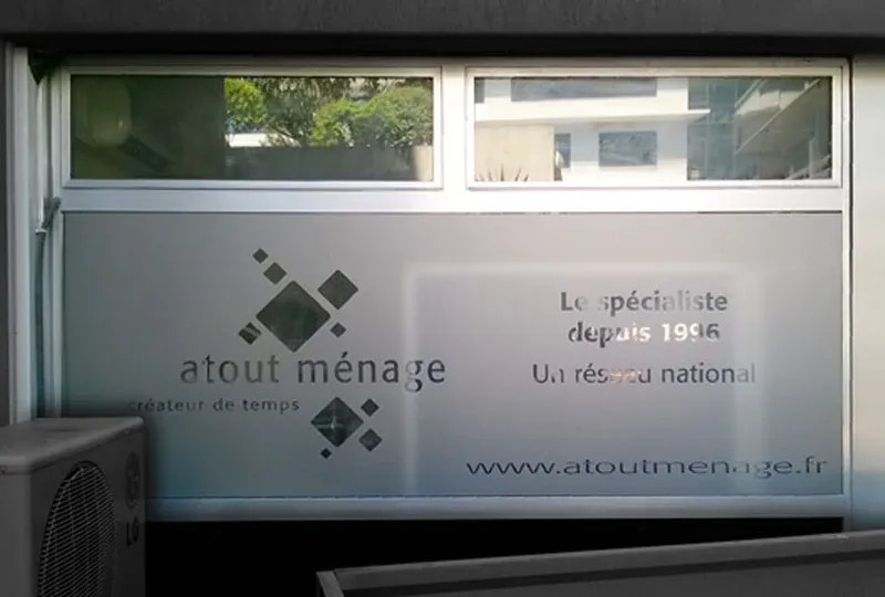 Vitrophanie extérieure en dépoli<br>pour protéger des regards indiscrets<br>#signalétique #design