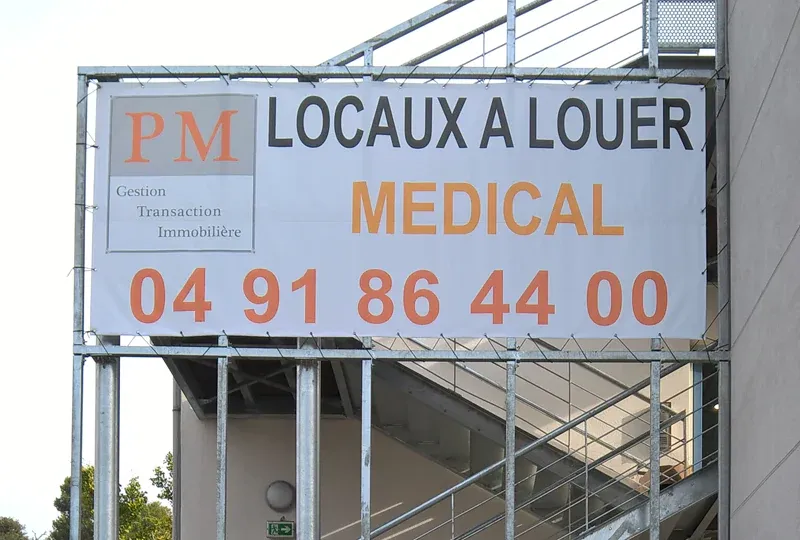 Bâche de chantier renforcée 4.5x2.0m<br>fixée par des sandows sur la structure<br>d'un escalier extérieur<br>#Hauteur #OurletsDeRenforts #Resistance