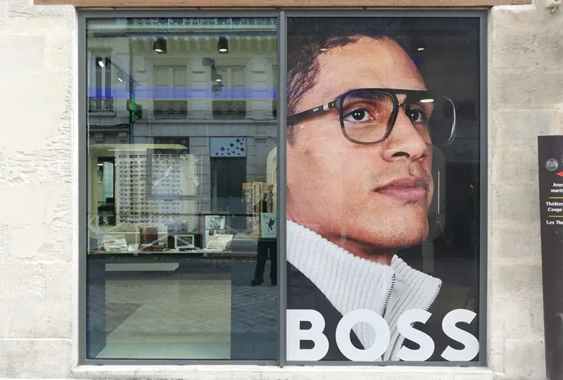 Covering de vitrine<br>avec un adhésif microperforé<br>pour une boutique d'optique<br>#Pose #Horaires