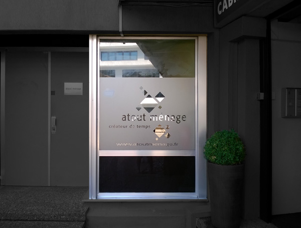 Personnalisation et habillage de vitrine par un film dépoli adhésif antiregard