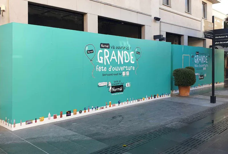 Habillage de palissade de chantier<br>pour l'ouverture d'un magasin<br>de grande distribution discount.<br>#Covering #Communication #Marketing