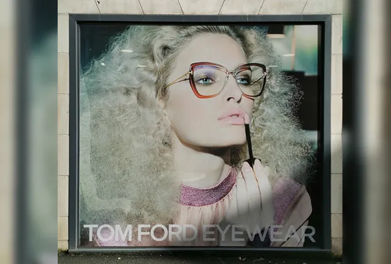 Habillage de vitrine<br>avec un adhésif microperforé<br>pour un magasin d'optique