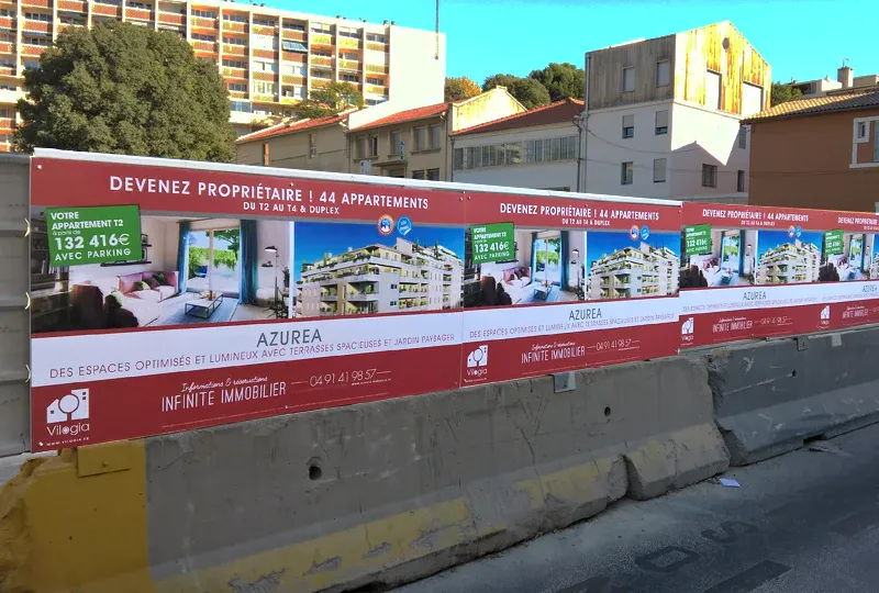 Panneaux de chantier en Akilux.<br>Signalétique publicitaire sur barrière de sécurité.<br>#PromoteurImmobilier #Sécurité #Communication