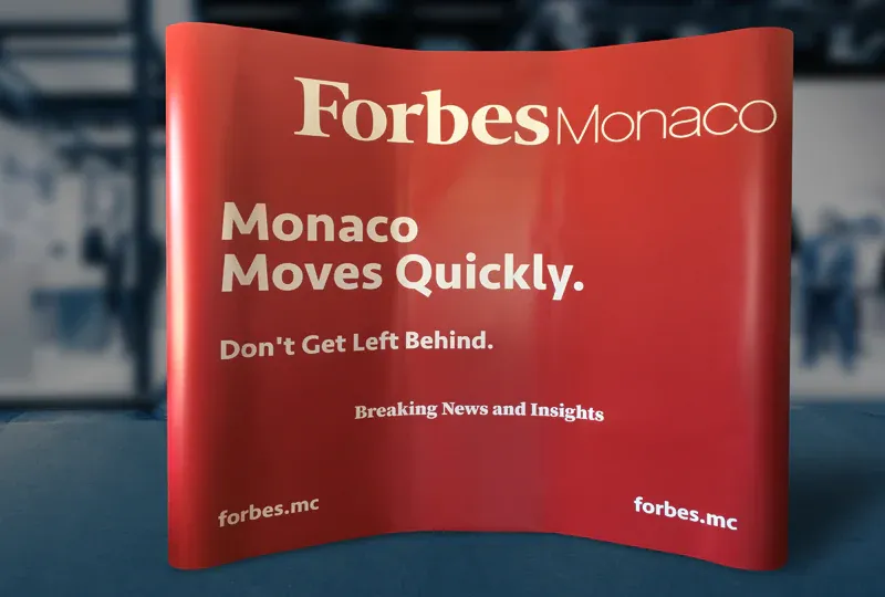 Photocall et stand Pop-up<br>pour évènementiel et salons professionnels.<br>Fourni dans sa malette de transport<br>contenant la structure pliable et les lés imprimés.<br>#VIP #Evenementiel #Media