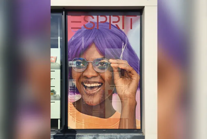 Pose d'un adhésif microperforé<br>pour un magasin d'optique<br>#Pose #Itinérant