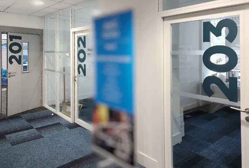 Vinyle adhésif en découpe de chiffres<br>pour signalétique intérieure.<br>#Numérotation #SalleDeCours