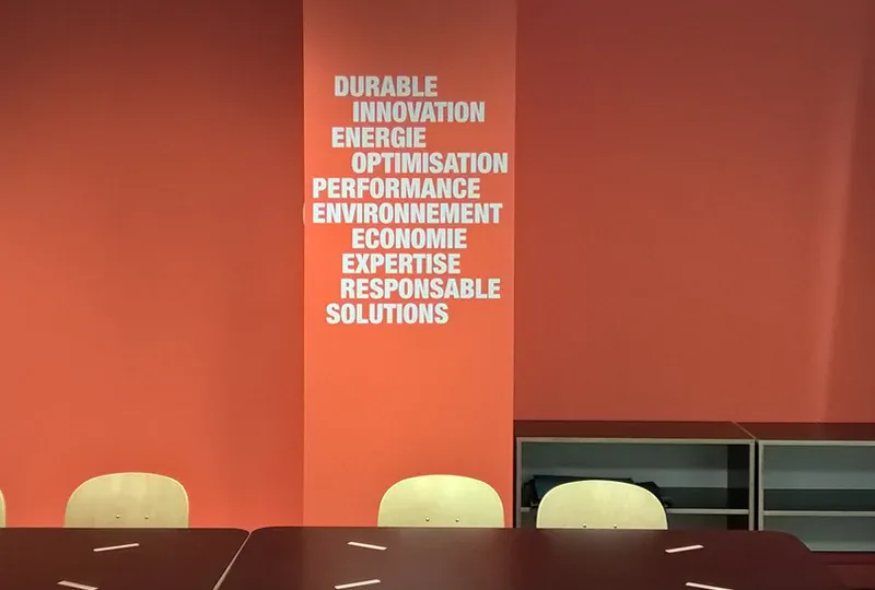 Vinyle découpé pour signalétique intérieure.<br>#BienEtreAuBureau #Motivation #Cohésion