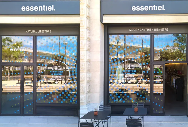 Vinyle micropeforé découpé et lettrages<br>pour les vitrines d'un concept store.<br>#Restaurant #Flocage #HabillageDeVitrine