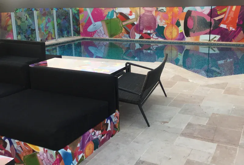 Vitrophanie sur le garde-corps de la piscine<br>d'un penthouse privatisé lors du Festival de Cannes.<br>#SoiréeVIP #DécorationSoignée